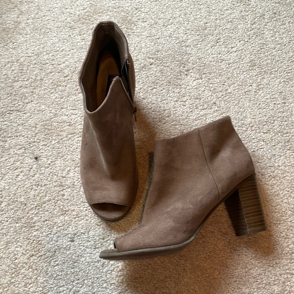 Peak toe shoe